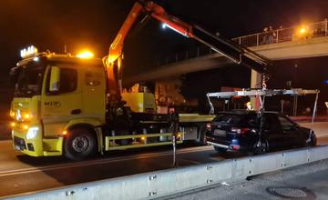 FOTO: Nehody na Mostnej ulici v Žiline, pri ktorých autá vybehli na deliace zvodidlá