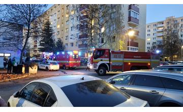 FOTO: Požiar bytu na sídlisku Vlčince, zasahujú tri hasičské autá i polícia