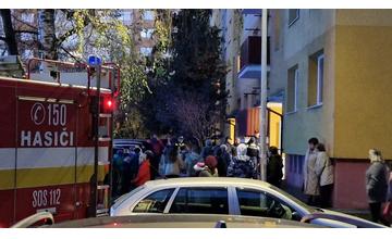 FOTO: Požiar bytu na sídlisku Vlčince, zasahujú tri hasičské autá i polícia