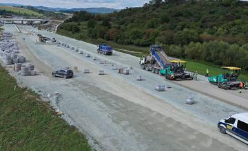 FOTO: Aktuálny priebeh prác na stavbe diaľnice D1 pri Žiline na jeseň 2022