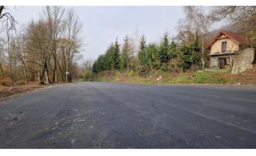 FOTO: Zničená cesta z Budatína do Tepličky nad Váhom má nový asfaltový koberec