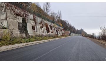 FOTO: Zničená cesta z Budatína do Tepličky nad Váhom má nový asfaltový koberec