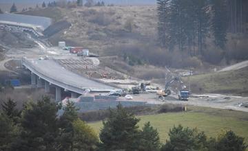 FOTO: Na stavbe diaľnice D1 pri Žiline aktívne pracujú na stavbe nových mostov a asfaltujú cesty