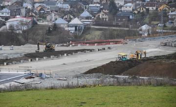 FOTO: Na stavbe diaľnice D1 pri Žiline aktívne pracujú na stavbe nových mostov a asfaltujú cesty