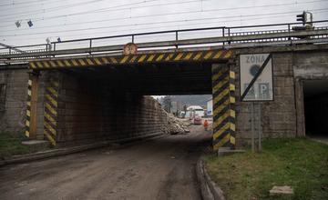 FOTO: Most na Kysuckej ulici začali búrať