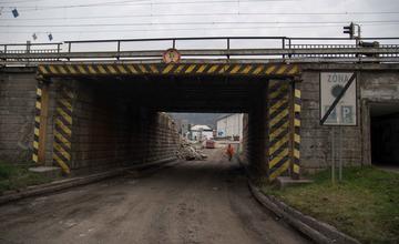 FOTO: Most na Kysuckej ulici začali búrať