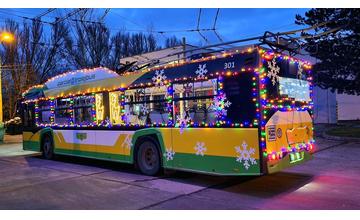 FOTO: Vianočný trolejbus v Žiline