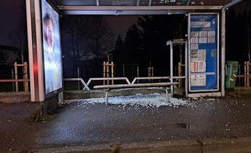 FOTO: Rozbité sklo na žilinských zastávkach MHD počas vianočných sviatkov 2022