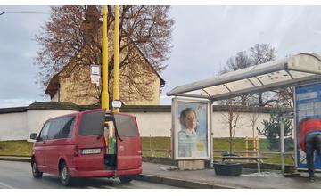 FOTO: Rozbité sklo na žilinských zastávkach MHD počas vianočných sviatkov 2022