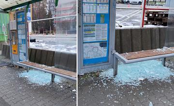 FOTO: Rozbité sklo na žilinských zastávkach MHD počas vianočných sviatkov 2022