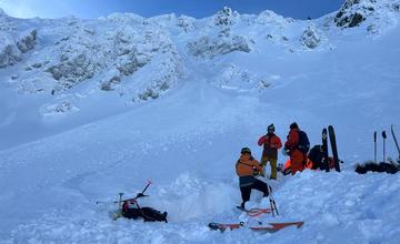 FOTO: Zásah HZS po páde lavíny na Chopku, ktorá strhla a zasypala dvoch lyžiarov