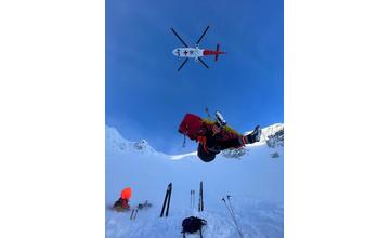 FOTO: Zásah HZS po páde lavíny na Chopku, ktorá strhla a zasypala dvoch lyžiarov