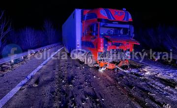 FOTO: Tragická dopravná nehoda kamióna s autom v obci Strečno
