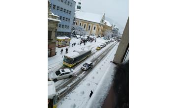 FOTO: Vodičov v Žiline a okolí trápi husté sneženie a šmykľavé vozovky