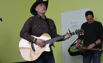 FOTO: Koncert Allana Mikušeka na onkologickom oddelení žilinskej nemocnice