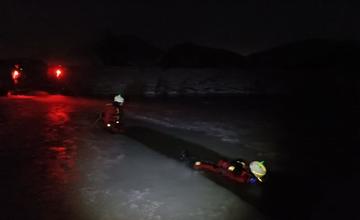 FOTO: Výcviky hasičov z Liptova a Čadce na zamrznutých vodných tokoch