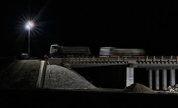 FOTO: V sobotu večer vykonávali v Martine záťažový test zrekonštruovaného mosta