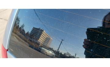 FOTO: Rozbité sklá na vozidlách v Žiline
