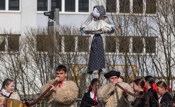 FOTO: Na Kysuciach vynášali morenu, rituál symbolizuje koniec zimy a znovuzrodenie jari