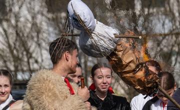 FOTO: Na Kysuciach vynášali morenu, rituál symbolizuje koniec zimy a znovuzrodenie jari