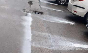 FOTO: Dážď poškodil vyznačenie parkovacích miest na sídlisku Vlčince 