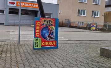 FOTO: Nelegálne reklamné pútače na cirkus v Žiline