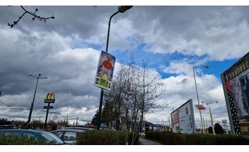FOTO: Nelegálne reklamné pútače na cirkus v Žiline