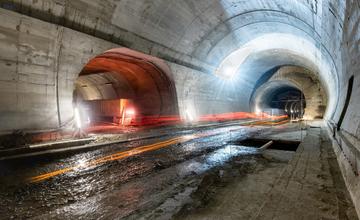 FOTO: V tuneli Višňové zabetónovali poslednú klenbu