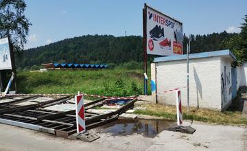 FOTO: Odstránenie nelegálnych reklamných stavieb pri štadióne v Čadci 