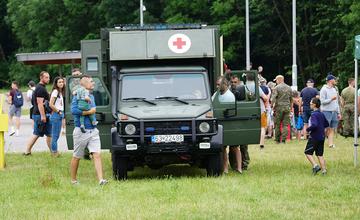 FOTO: Vojenská technika, ukážky zásahov a prelety vrtuľníkov. Vodné dielo obsadil 5. pluk špeciálneho určenia