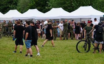 FOTO: Vojenská technika, ukážky zásahov a prelety vrtuľníkov. Vodné dielo obsadil 5. pluk špeciálneho určenia
