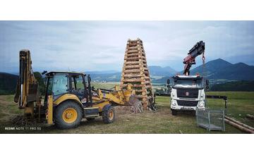 FOTO: Kysučania postavili desaťmetrovú svätojánsku vatru