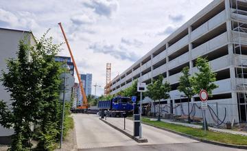 FOTO: Na Obchodnej ulici v Žiline dokončili hrubú stavbu parkovacieho domu