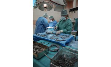 FOTO: V žilinskej nemocnici pacientovi s rakovinou vyoperovali hrtan