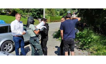 FOTO: Desiatky migrantov prišli cez Poľsko aj na Kysuce, rieši ich polícia