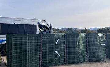 FOTO: Zablokované hraničné priechody na Kysuciach stráži poľská polícia a vojaci