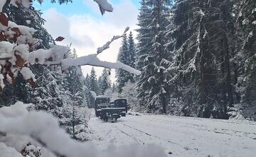 FOTO: Do horskej doliny Chmúra na Kysuciach dorazila zima. Pozrite sa, ako zasypalo lesnú železničku