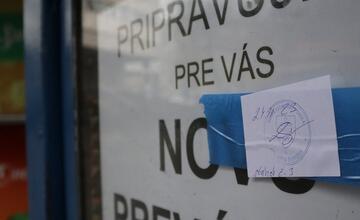 FOTO: Ošarpané stánky z areálu žilinskej nemocnice sú v exekúcii