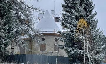 FOTO: Strecha Zámku Kunerad sa prefarbila na bielo