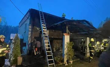 FOTO: Požiar rodinného domu v Čadci, nachádzalo sa v ňom šesť osôb