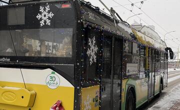 FOTO: Vianočný trolejbus vyrazil do ulíc Žiliny