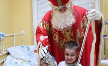 FOTO: Mikuláš navštívil choré detičky v žilinskej nemocnici