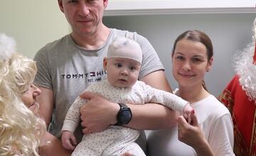 FOTO: Mikuláš navštívil choré detičky v žilinskej nemocnici