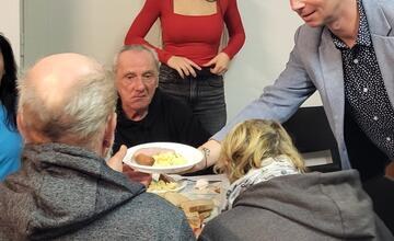 FOTO: Na Liptove prestreli štedrovečerný stôl ľuďom bez domova