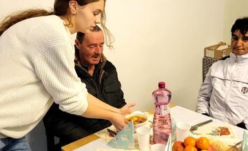 FOTO: Na Liptove prestreli štedrovečerný stôl ľuďom bez domova