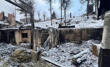 FOTO: Požiar na Orave zasiahol dom aj hospodárske budovy