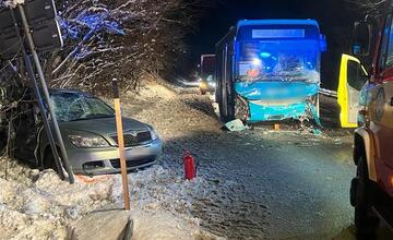 FOTO: Pri nehode autobusu a auta na Orave vyhasol život 19-ročného vodiča