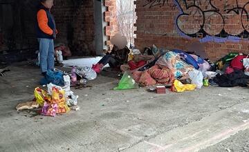 FOTO: Chceli im pomôcť, oni odmietli. Na nedostavanej plavárni na Kysuciach prebývajú bezdomovci