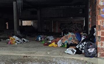 FOTO: Chceli im pomôcť, oni odmietli. Na nedostavanej plavárni na Kysuciach prebývajú bezdomovci