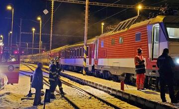 FOTO: Pri Liptovskom Mikuláši horel vlak, hasiči ho museli evakuovať 